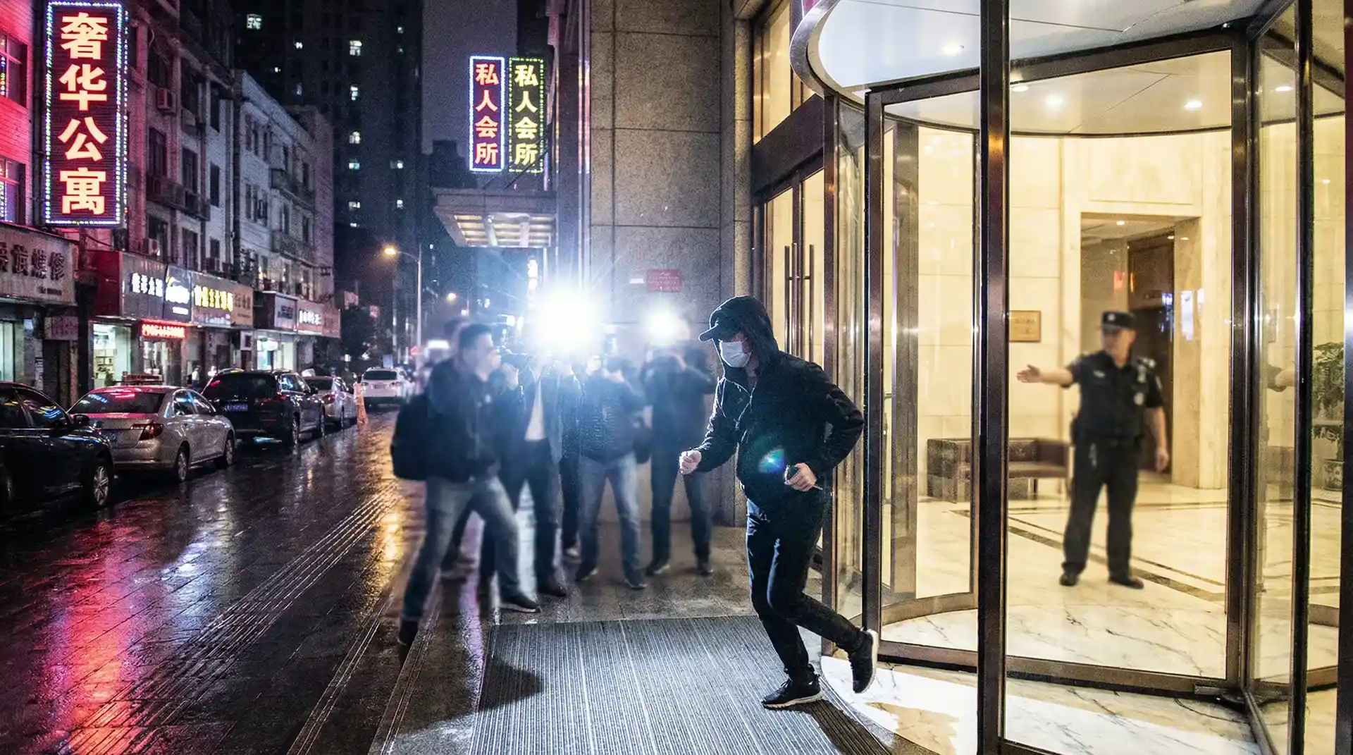 深夜网站 - 公寓楼下记者围堵